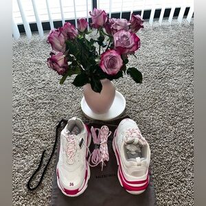 Balenciagas girls/women’s shoes size 6. NEVER WORN